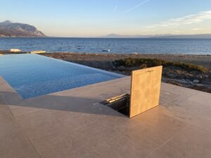 Ανοξείδωτο Καπάκι Μηχανοστασίου/Αντλιοστασίου Πισίνας (Ανθρωποθυρίδα), με υδρορροή, κρυφό Κινηματικό μεντεσέ & πείρο ασφάλισης