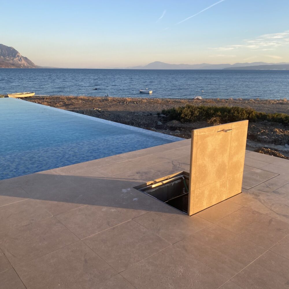 Ανοξείδωτο Καπάκι Μηχανοστασίου/Αντλιοστασίου Πισίνας (Ανθρωποθυρίδα), με υδρορροή, κρυφό Κινηματικό μεντεσέ & πείρο ασφάλισης