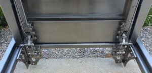 Ανοξείδωτο Καπάκι Μηχανοστασίου/Αντλιοστασίου Πισίνας (Ανθρωποθυρίδα), με υδρορροή, κρυφό Κινηματικό μεντεσέ & πείρο ασφάλισης